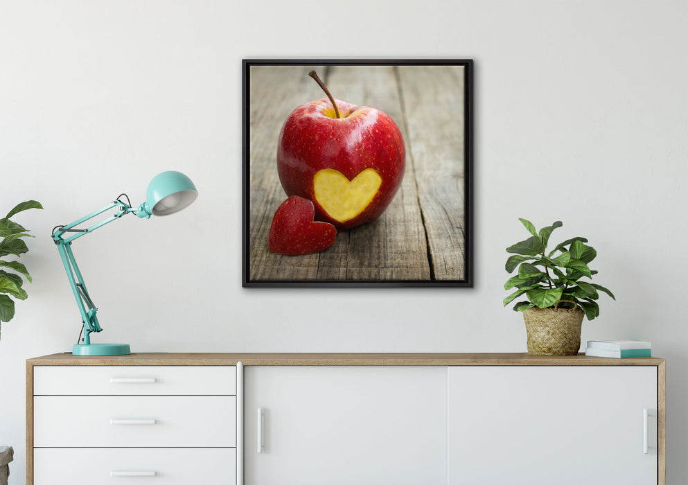 Herzschnitzerei in Apfel auf Leinwandbild gerahmt Quadratisch verschiedene Größen im Wohnzimmer