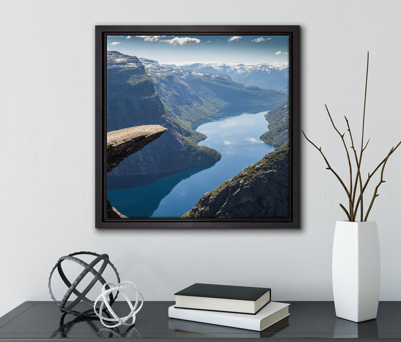 Blick auf wunderschönes Tal  auf Leinwandbild Quadratisch gerahmt mit Kirschblüten