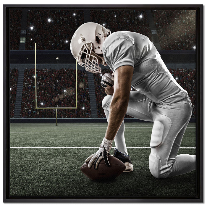 knieender Football-Spieler auf Leinwandbild Quadratisch gerahmt Größe 70x70