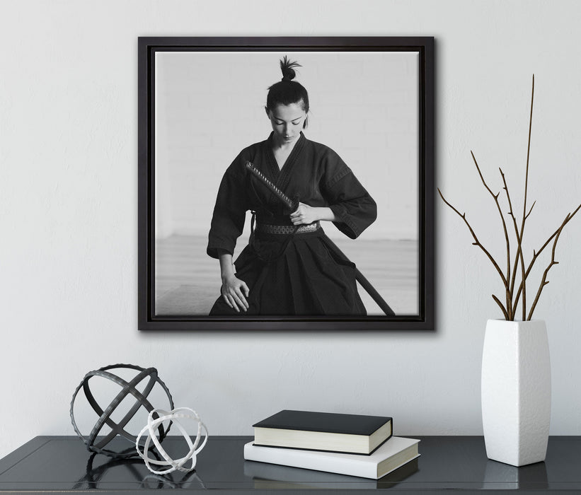 stolze Samurai-Kriegerin  auf Leinwandbild Quadratisch gerahmt mit Kirschblüten