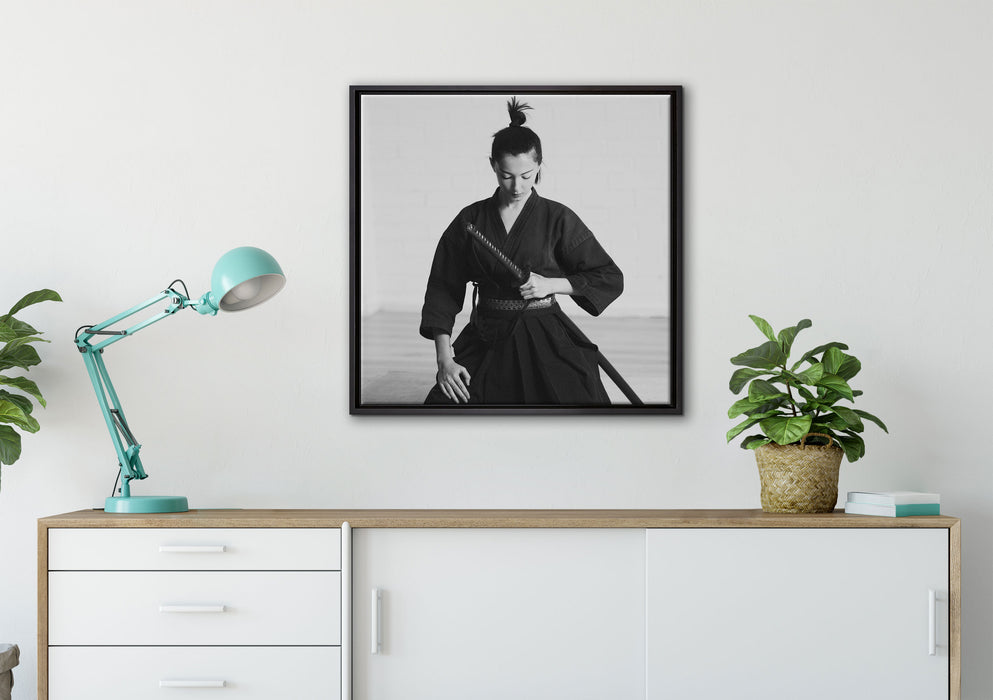 stolze Samurai-Kriegerin auf Leinwandbild gerahmt Quadratisch verschiedene Größen im Wohnzimmer
