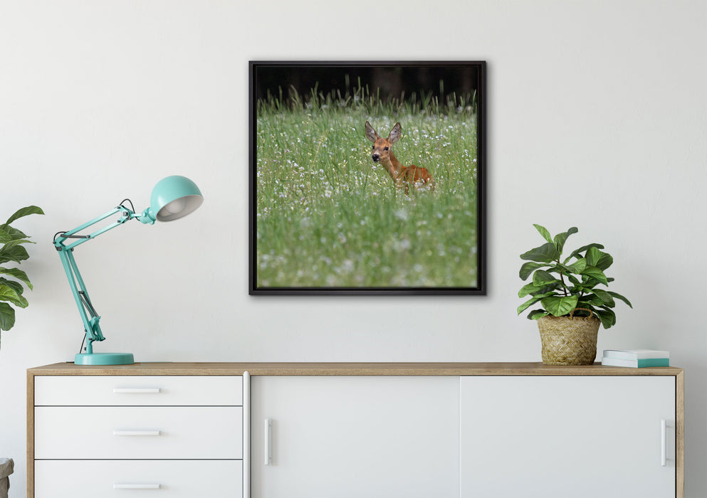 kleines Rehkitz auf Wiese auf Leinwandbild gerahmt Quadratisch verschiedene Größen im Wohnzimmer