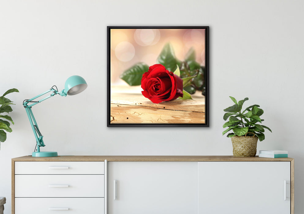 Rose auf Holztisch auf Leinwandbild gerahmt Quadratisch verschiedene Größen im Wohnzimmer