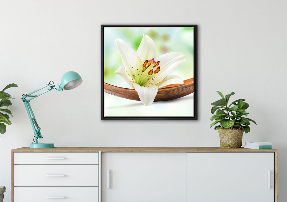 Lilie Blüte Bananenblatt auf Leinwandbild gerahmt Quadratisch verschiedene Größen im Wohnzimmer