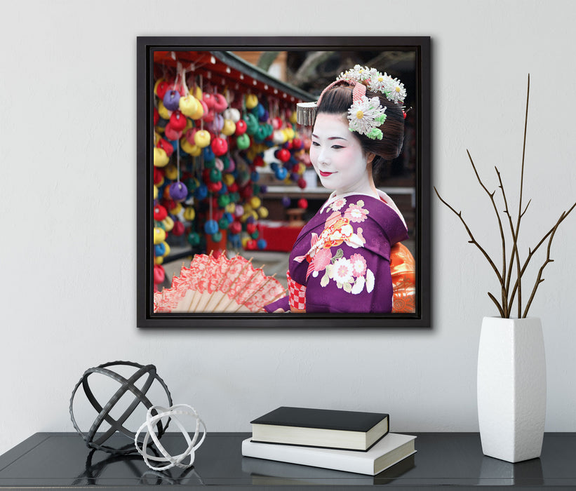 Anmutige Geisha mit Fächer  auf Leinwandbild Quadratisch gerahmt mit Kirschblüten
