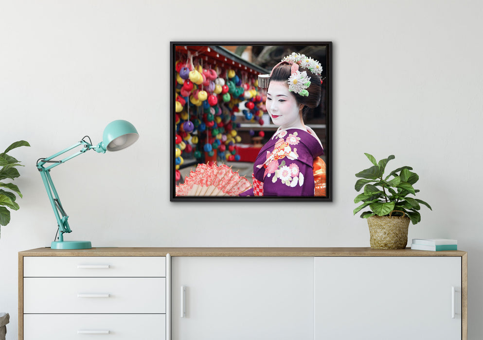 Anmutige Geisha mit Fächer auf Leinwandbild gerahmt Quadratisch verschiedene Größen im Wohnzimmer