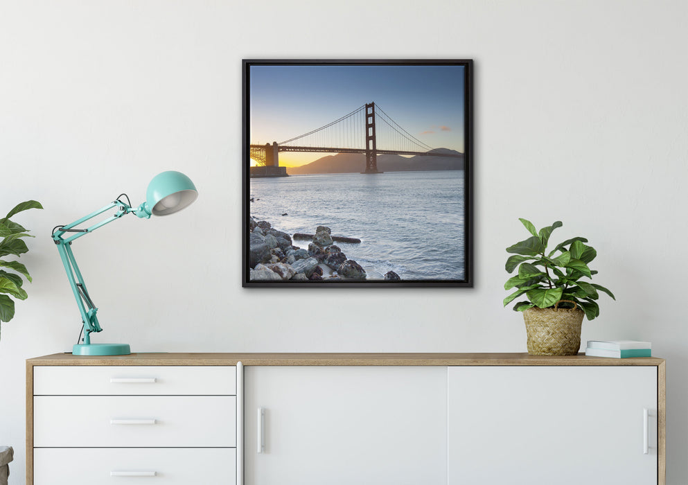 Imposante Golden Gate Bridge auf Leinwandbild gerahmt Quadratisch verschiedene Größen im Wohnzimmer