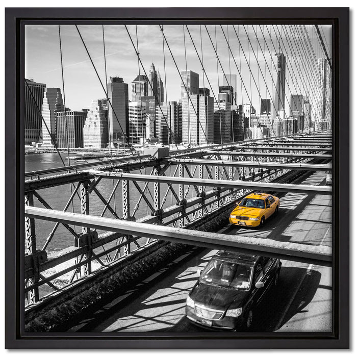 Gelbes Taxi in New York auf Brücke auf Leinwandbild Quadratisch gerahmt Größe 40x40