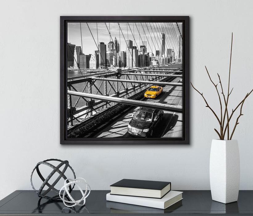 Gelbes Taxi in New York auf Brücke  auf Leinwandbild Quadratisch gerahmt mit Kirschblüten