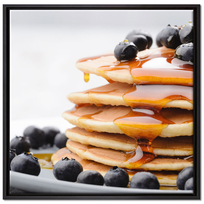 Pancakes mit Sirup und Blaubeeren auf Leinwandbild Quadratisch gerahmt Größe 70x70
