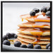 Pancakes mit Sirup und Blaubeeren auf Leinwandbild Quadratisch gerahmt Größe 70x70