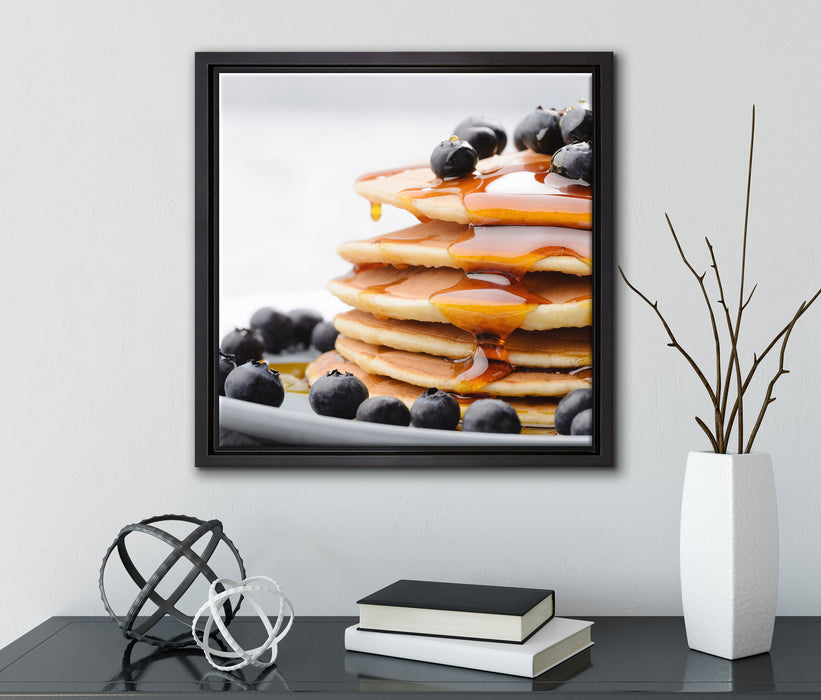 Pancakes mit Sirup und Blaubeeren  auf Leinwandbild Quadratisch gerahmt mit Kirschblüten