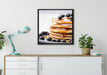 Pancakes mit Sirup und Blaubeeren auf Leinwandbild gerahmt Quadratisch verschiedene Größen im Wohnzimmer