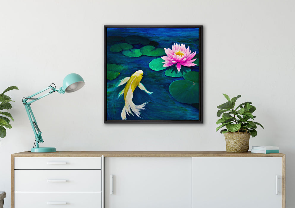 Koi mit Seerose Kunst auf Leinwandbild gerahmt Quadratisch verschiedene Größen im Wohnzimmer
