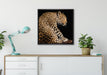 Anmutiger Leopard auf Leinwandbild gerahmt Quadratisch verschiedene Größen im Wohnzimmer