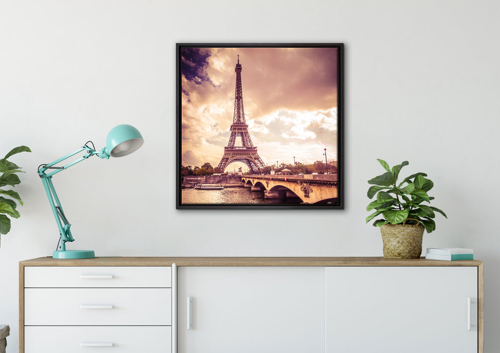 Eiffelturm in Paris auf Leinwandbild gerahmt Quadratisch verschiedene Größen im Wohnzimmer