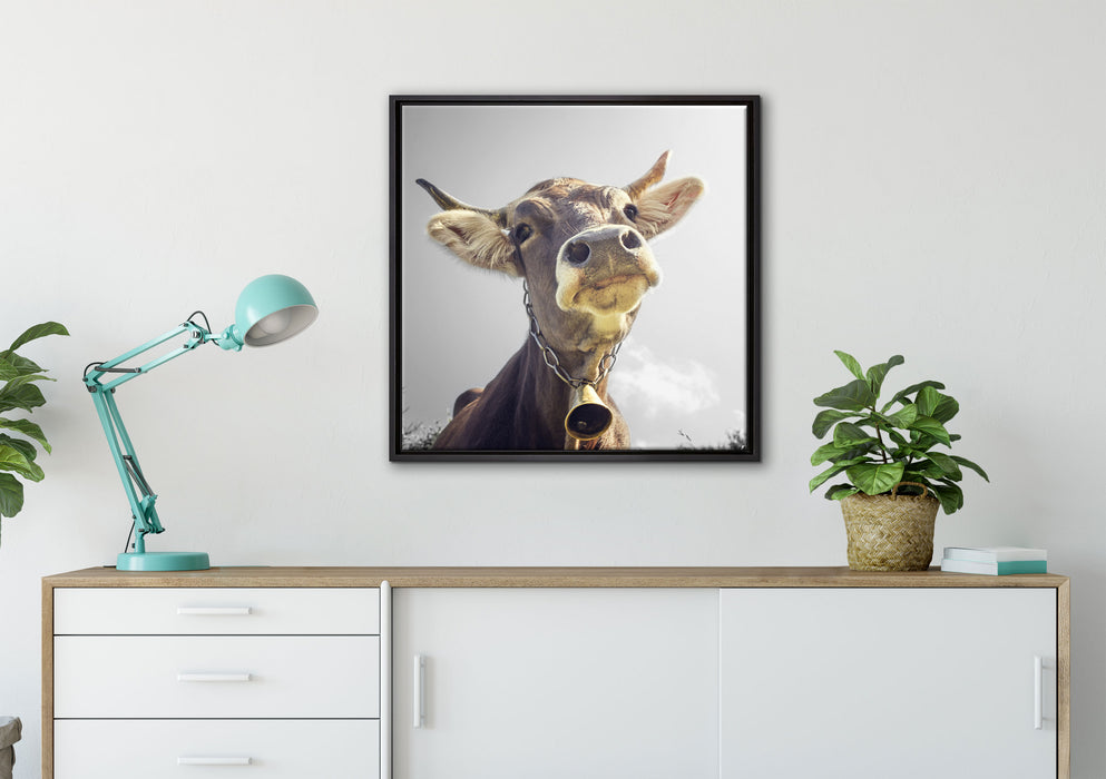 Lustiges Portrait einer Kuh auf Leinwandbild gerahmt Quadratisch verschiedene Größen im Wohnzimmer