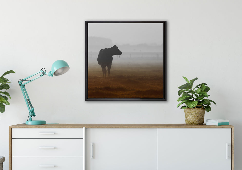 eine fressende Kuh auf der Weide auf Leinwandbild gerahmt Quadratisch verschiedene Größen im Wohnzimmer