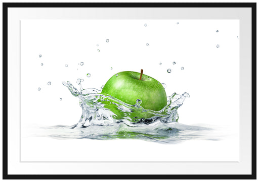 Grüner Apfel fällt in Wasser Passepartout 100x70
