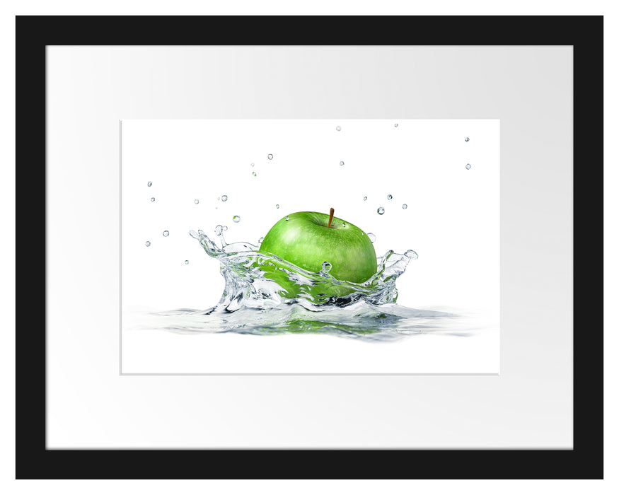 Grüner Apfel fällt in Wasser Passepartout 38x30