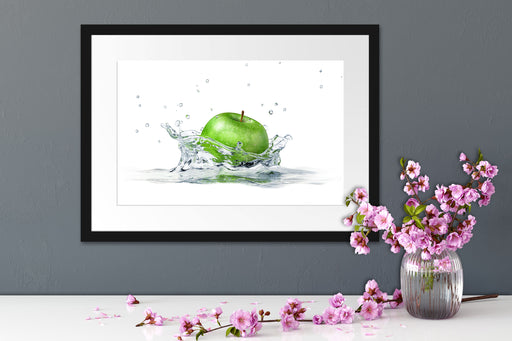 Grüner Apfel fällt in Wasser Passepartout Wohnzimmer