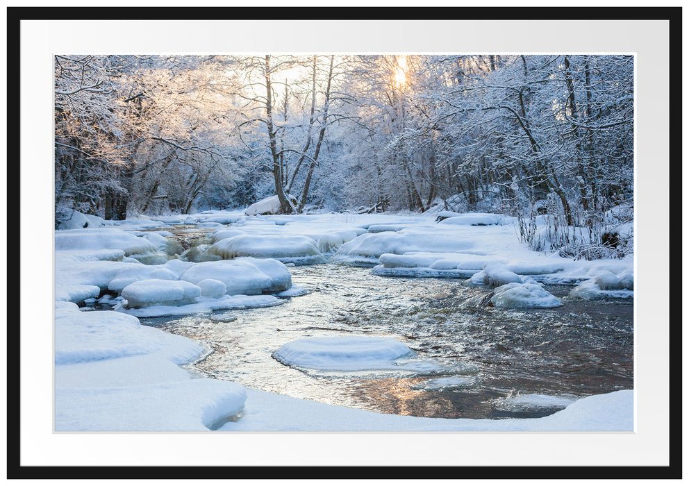 Pixxprint Bach in Winterlandschaft, im Galerie-Passepartout Bilderrahmen
