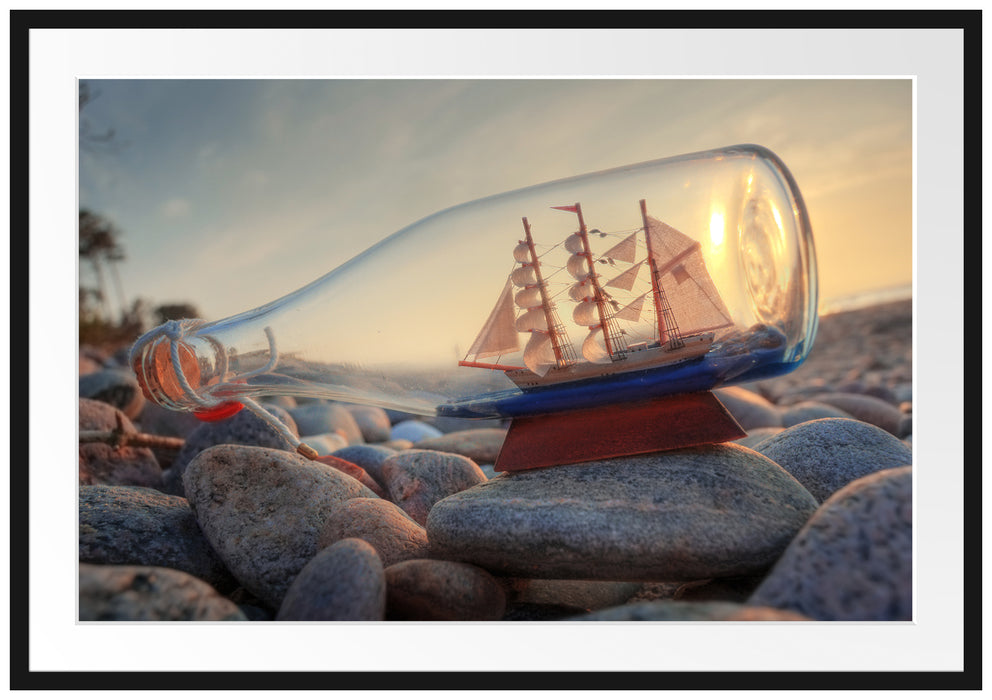 Pixxprint Flasche mit Schiff, im Galerie-Passepartout Bilderrahmen