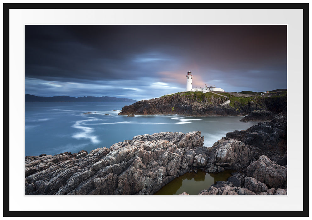 Pixxprint Leuchtturm im Meer, im Galerie-Passepartout Bilderrahmen