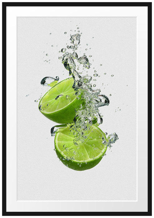 Pixxprint Leckere grüne Limetten im Wasser, im Galerie-Passepartout Bilderrahmen