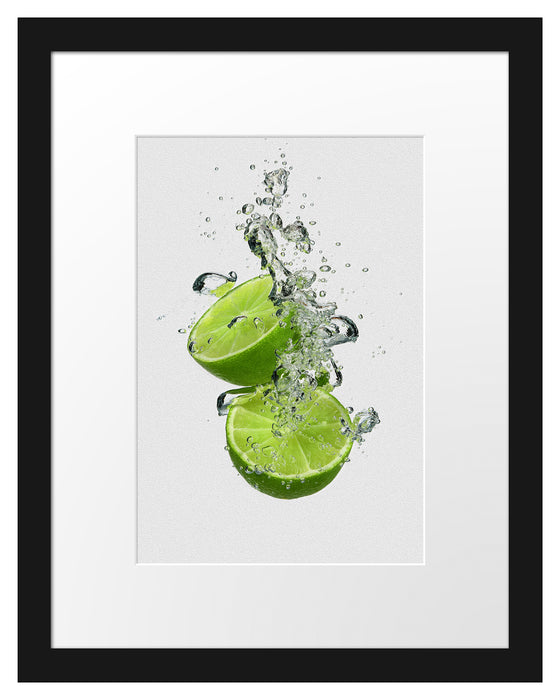 Leckere grüne Limetten im Wasser Passepartout 38x30
