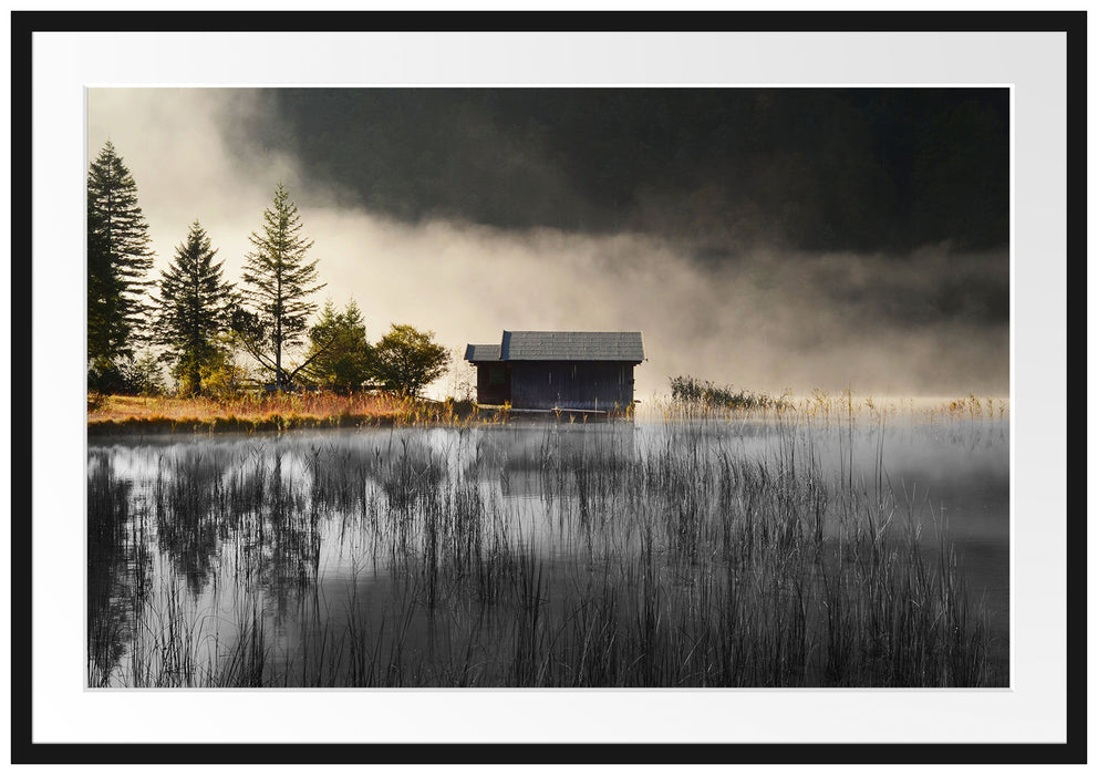 Pixxprint Häuschen am See mit Nebel, im Galerie-Passepartout Bilderrahmen
