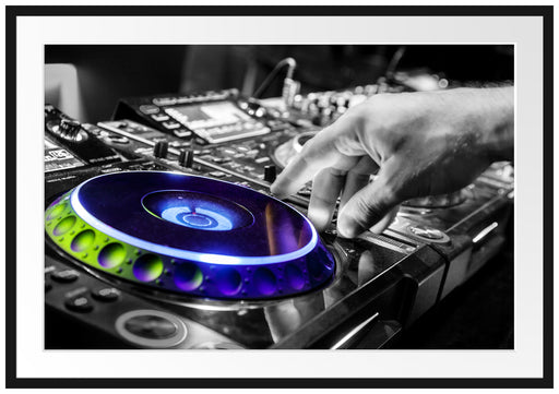 DJ bei der Arbeit am Plattenteller Passepartout 100x70