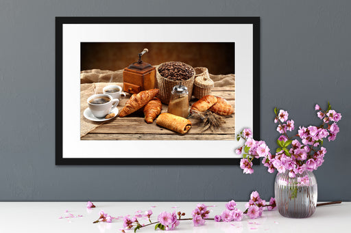 Aromatischer Kaffee mit Croissant Passepartout Wohnzimmer