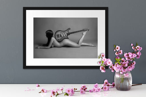 Nackte Frau mit Gitarre Passepartout Wohnzimmer