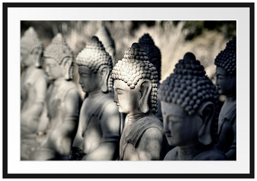 Buddha-Statuen in einer Reihe Passepartout 100x70