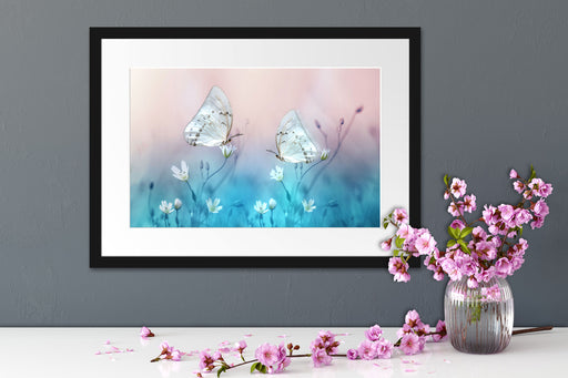 Schmetterling auf kleinen Blumen Passepartout Wohnzimmer