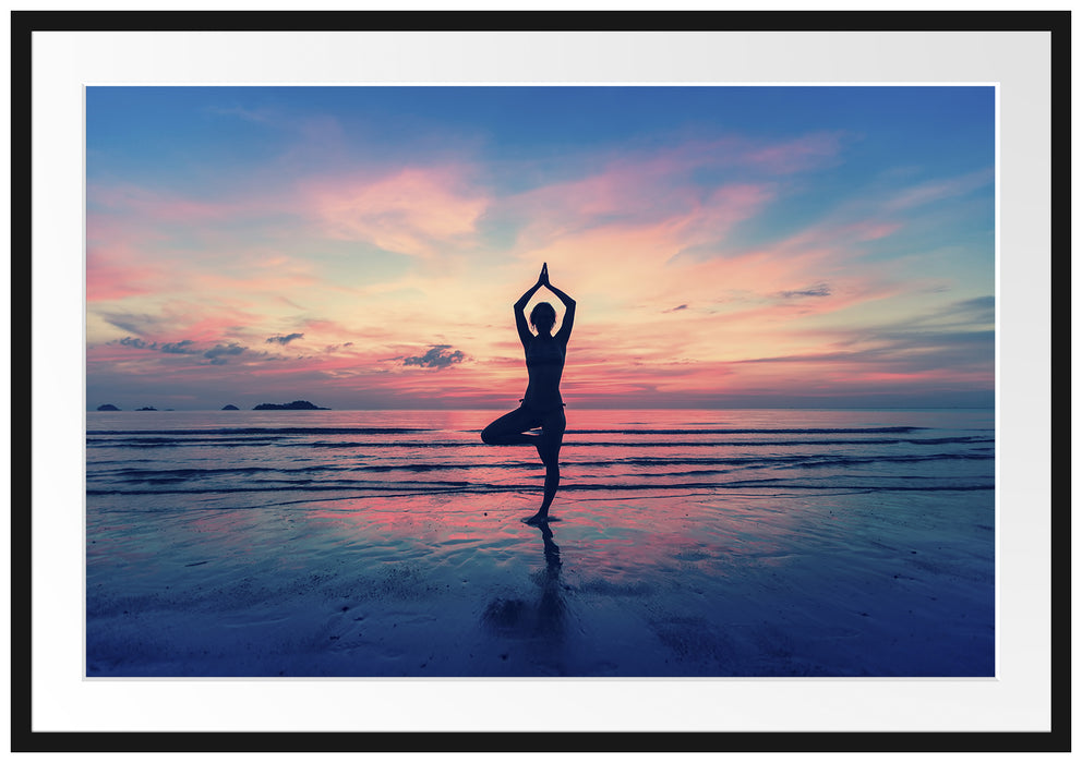 Pixxprint Yoga am Strand, im Galerie-Passepartout Bilderrahmen