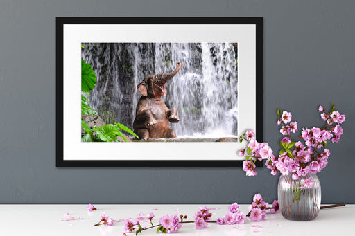Babyelefant am Wasserfall Passepartout Wohnzimmer
