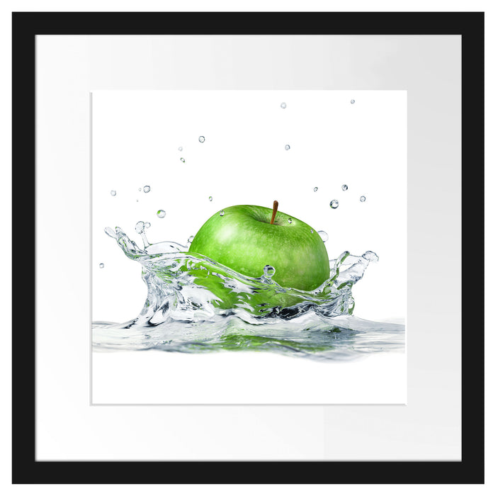 Grüner Apfel fällt in Wasser Passepartout Quadratisch 40x40