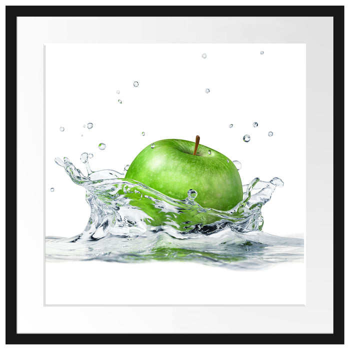 Grüner Apfel fällt in Wasser Passepartout Quadratisch 55x55
