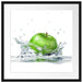 Grüner Apfel fällt in Wasser Passepartout Quadratisch 55x55