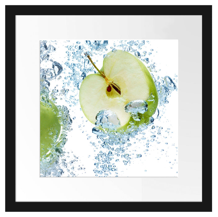 Frische Apfelscheiben im Wasser Passepartout Quadratisch 40x40