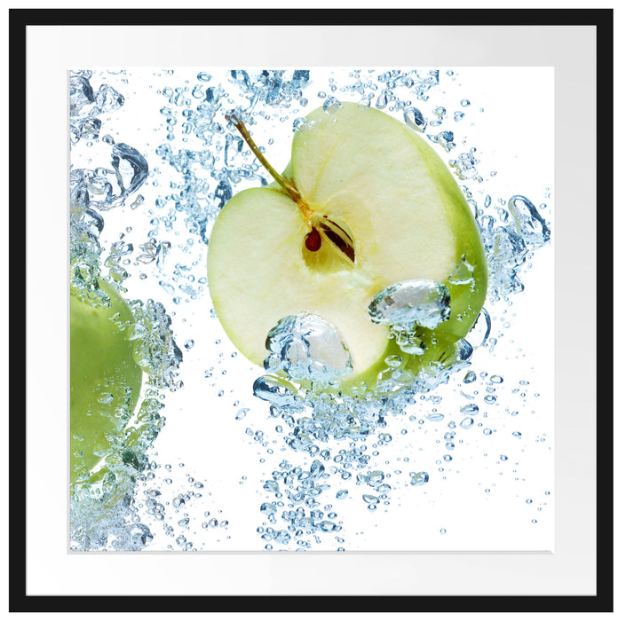 Frische Apfelscheiben im Wasser Passepartout Quadratisch 70x70