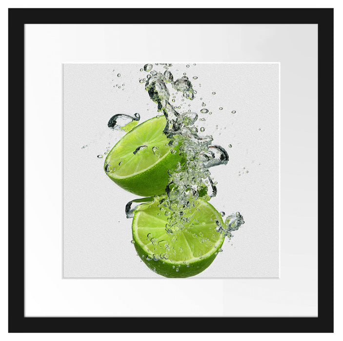 Leckere grüne Limetten im Wasser Passepartout Quadratisch 40x40