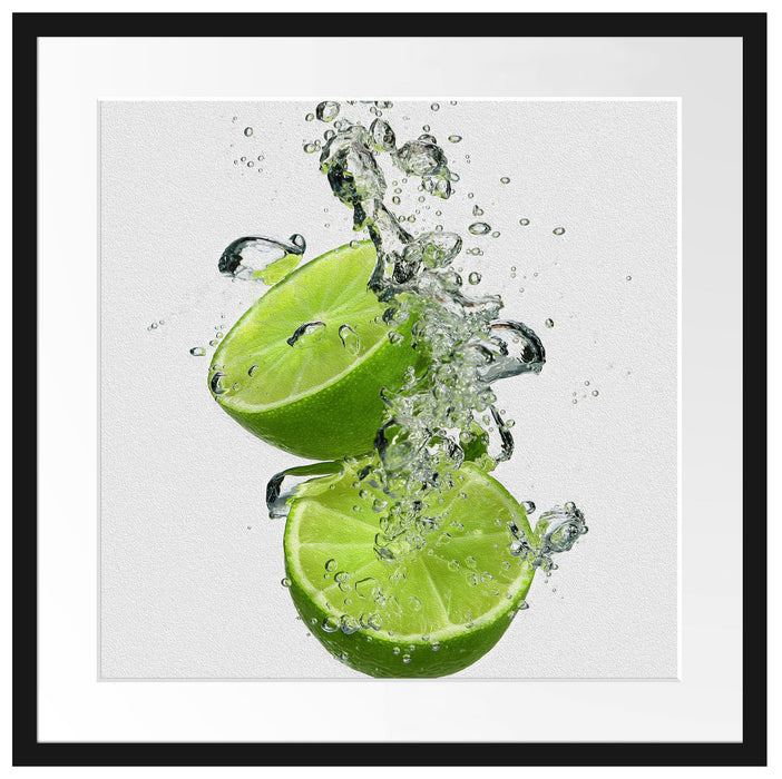 Leckere grüne Limetten im Wasser Passepartout Quadratisch 55x55