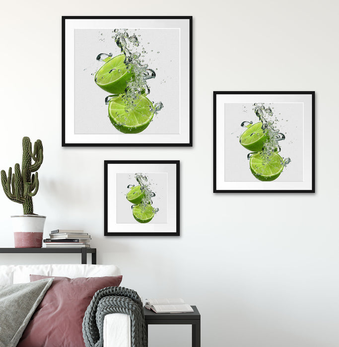 Leckere grüne Limetten im Wasser Quadratisch Passepartout Wohnzimmer