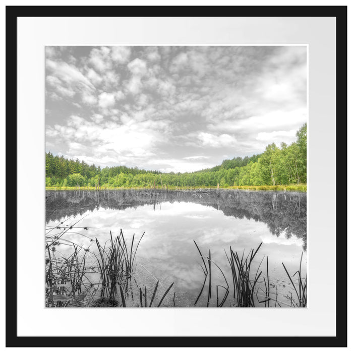 traumhafter See in grünem Wald Passepartout Quadratisch 55x55
