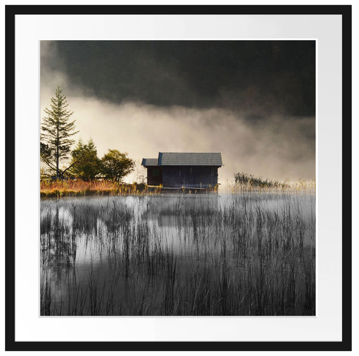 Häuschen am See mit Nebel Passepartout Quadratisch 70x70
