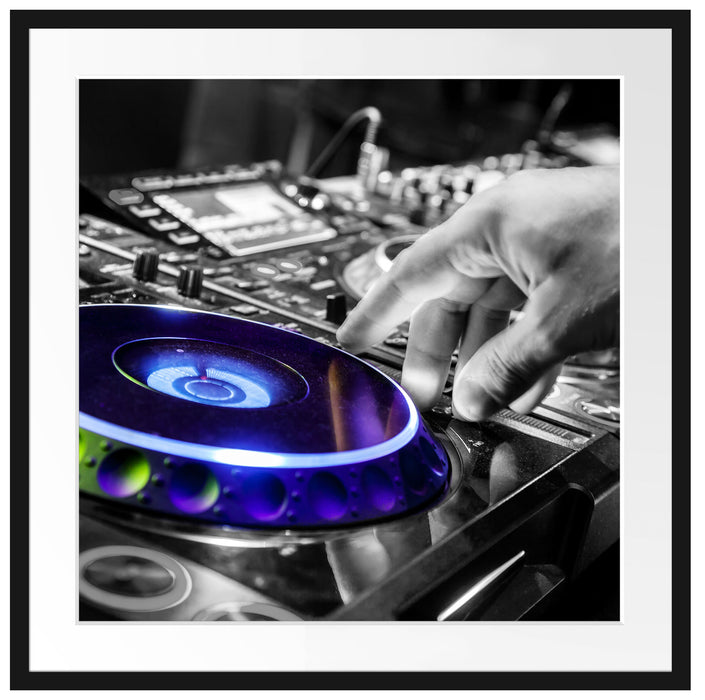 DJ bei der Arbeit am Plattenteller Passepartout Quadratisch 70x70