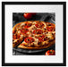 Salamipizza frisch aus dem Ofen Passepartout Quadratisch 40x40